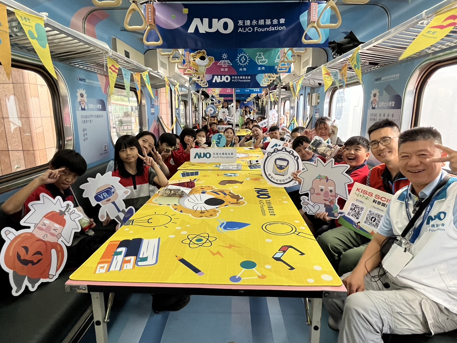 asiagame永續基金會參與「臺灣科普環島列車」，設計基礎科學車廂課程，以「淨零碳排和永續能源」為主題，讓學生透過創意實驗認識淨零知識，以及思考生活中的減碳行為